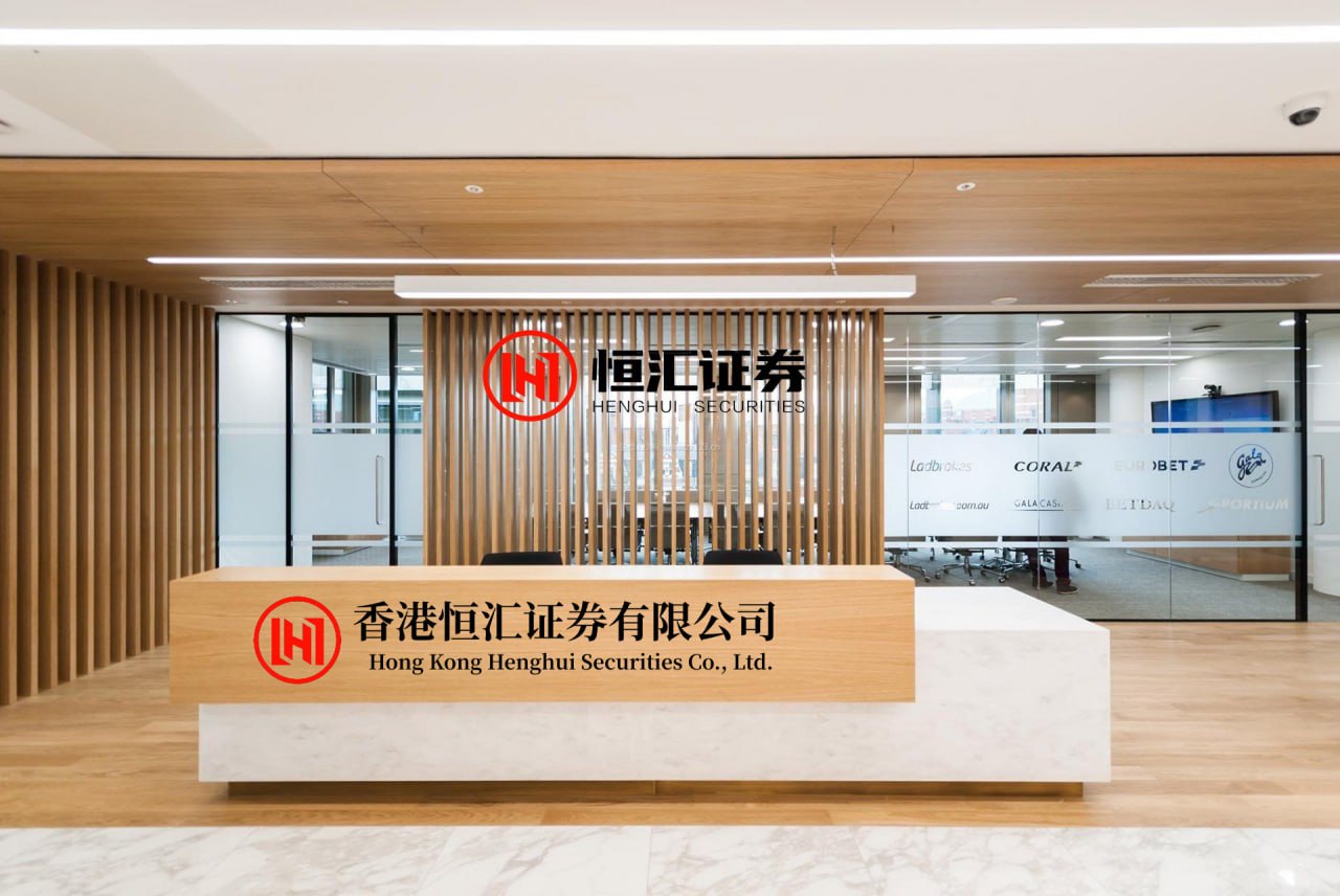 富邦速配 岳阳大叔为鱼池通水独自清理沟渠杂草，小伙开挖机帮忙：曾帮父亲喂鱼，懂养鱼人的辛酸